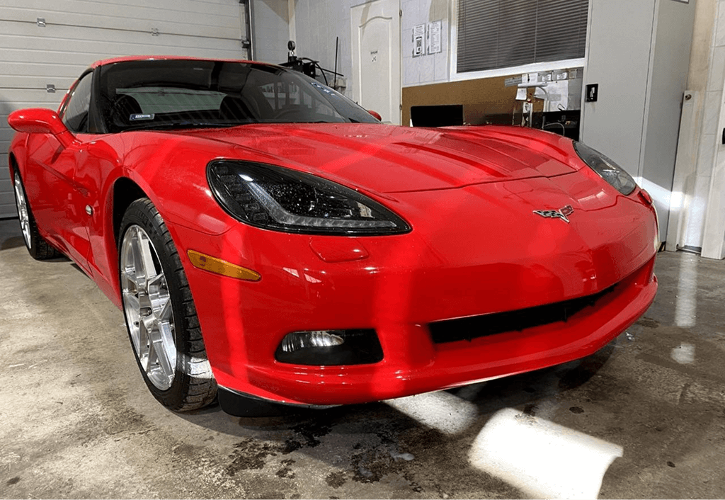 Piros chevrolet corvette